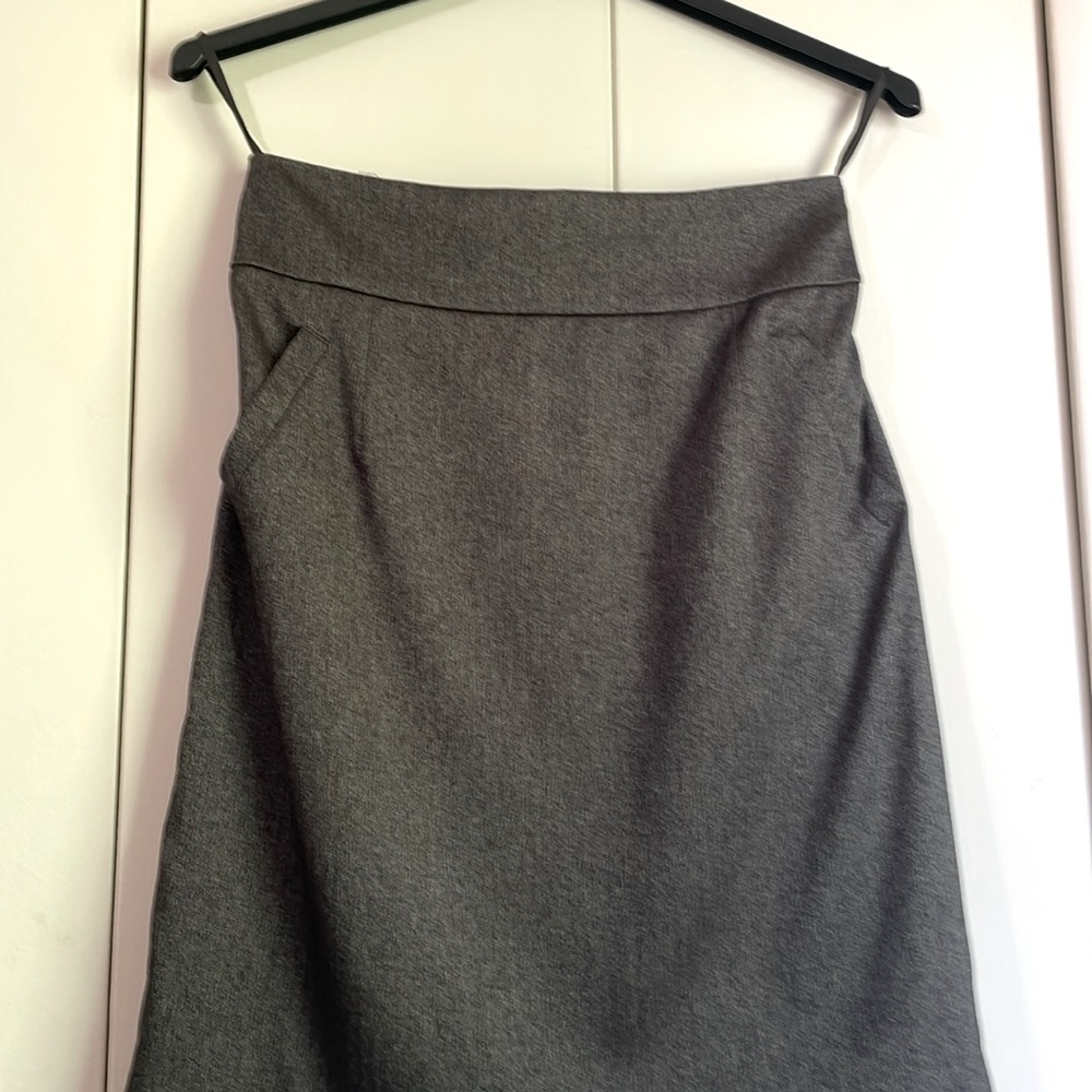 Business/casual skirt with side pockets